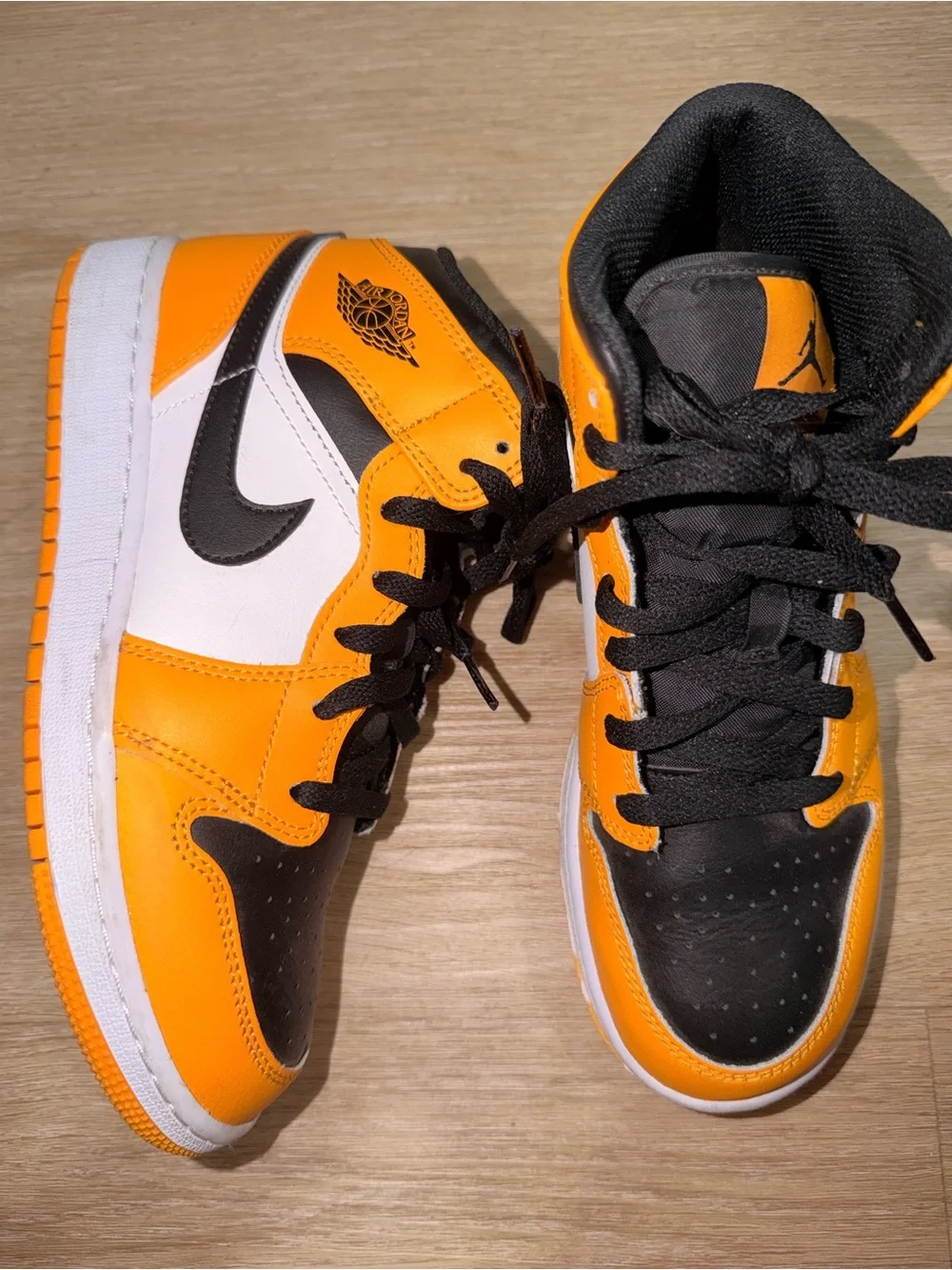 AIR JORDAN 1 MID in Orange Black and white